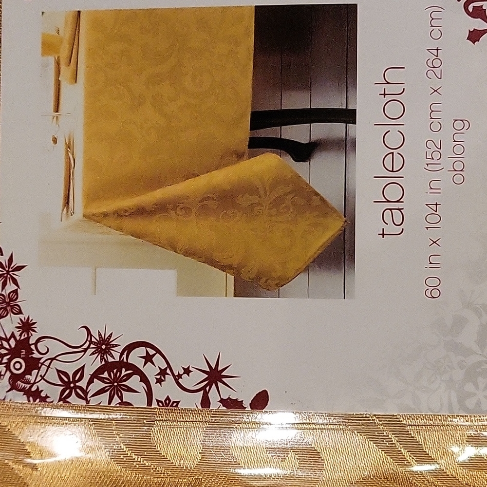 Oblong Gold Tablecloth with 4 Napkins